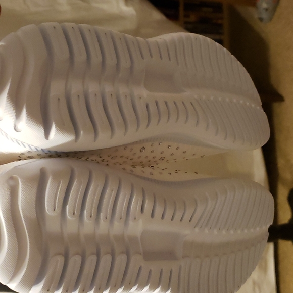 Brand new size says 41 inside sneaker but sticker says 42white bling stretch - Picture 6 of 7